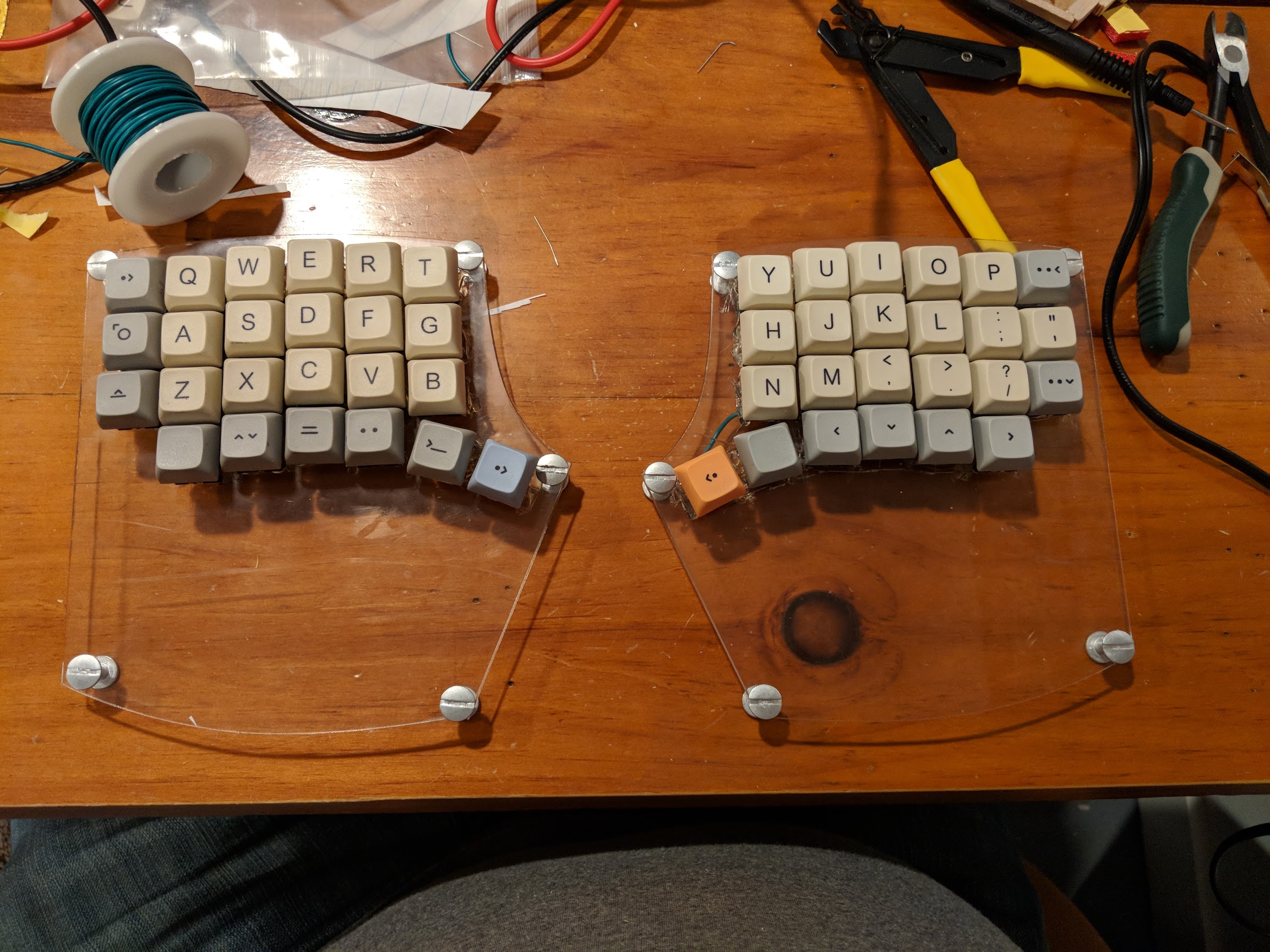 Transparent keyboard plates with keys and keycaps that fit well